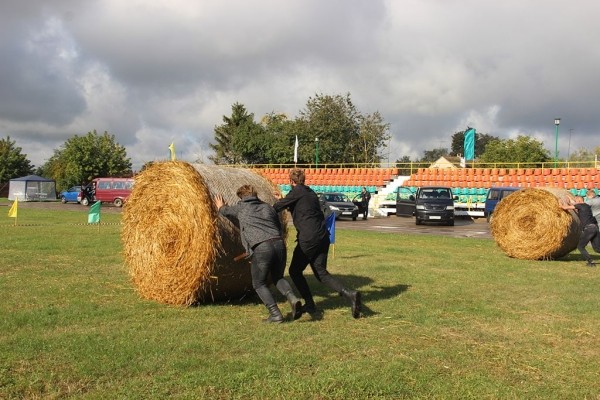 Недосекову приготовиться! В Гродненской области устроили свою Олимпиаду: бегали с лопатой, прыгали с капустой между ног и кидали картошкой в ведра Недосекову приготовиться! В Гродненской области устроили свою Олимпиаду: бегали с лопатой, прыгали с капустой между ног и кидали картошкой в ведра