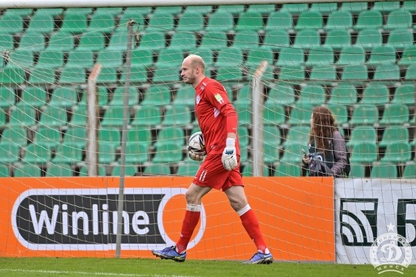 Футбол.  Не как Нойер. Егор Хаткевич вышел на замену в матче с "Ислочью" и привез гол, неудачно сыграв далеко на выходе
  