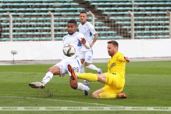 ФОТОФАКТ: "Динамо" обыграло футболистов "Шахтера" в матче 23-го тура чемпионата Беларуси ФОТОФАКТ: "Динамо" обыграло футболистов "Шахтера" в матче 23-го тура чемпионата Беларуси
