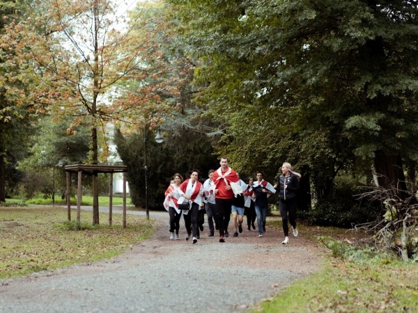 Беларусы па ўсім свете ўдарна правялі Дзень спартыўнай салідарнасці: падтрымалі Хамутоўскага, збіралі грошы палітвязням, Сныціна гуляла ў футбол Беларусы па ўсім свете ўдарна правялі Дзень спартыўнай салідарнасці: падтрымалі Хамутоўскага, збіралі грошы палітвязням, Сныціна гуляла ў футбол