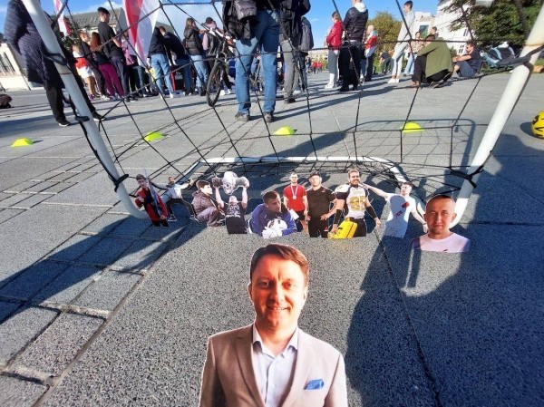 Беларусы па ўсім свете ўдарна правялі Дзень спартыўнай салідарнасці: падтрымалі Хамутоўскага, збіралі грошы палітвязням, Сныціна гуляла ў футбол Беларусы па ўсім свете ўдарна правялі Дзень спартыўнай салідарнасці: падтрымалі Хамутоўскага, збіралі грошы палітвязням, Сныціна гуляла ў футбол