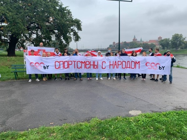 Беларусы па ўсім свете ўдарна правялі Дзень спартыўнай салідарнасці: падтрымалі Хамутоўскага, збіралі грошы палітвязням, Сныціна гуляла ў футбол Беларусы па ўсім свете ўдарна правялі Дзень спартыўнай салідарнасці: падтрымалі Хамутоўскага, збіралі грошы палітвязням, Сныціна гуляла ў футбол