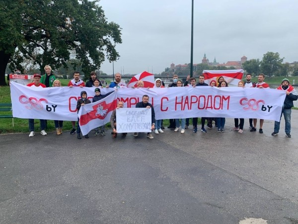 Беларусы па ўсім свете ўдарна правялі Дзень спартыўнай салідарнасці: падтрымалі Хамутоўскага, збіралі грошы палітвязням, Сныціна гуляла ў футбол Беларусы па ўсім свете ўдарна правялі Дзень спартыўнай салідарнасці: падтрымалі Хамутоўскага, збіралі грошы палітвязням, Сныціна гуляла ў футбол