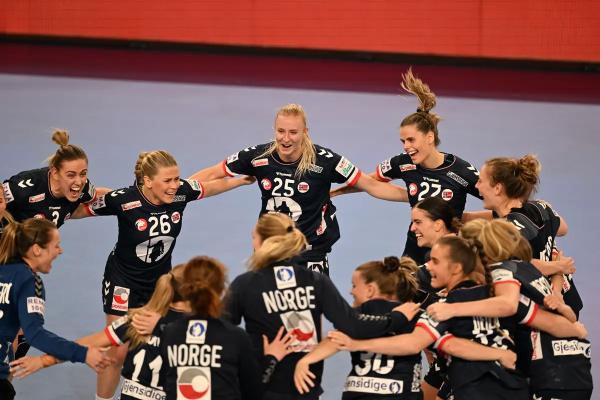 Гандбол.  Женская сборная Норвегии в сумасшедшем финале победила датчанок и защитила титул чемпионок Европы
 