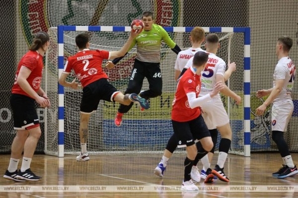 ФОТОФАКТ: В чемпионате Беларуси по гандболу клуб "Машека" обыграл БГУФК-СКА
