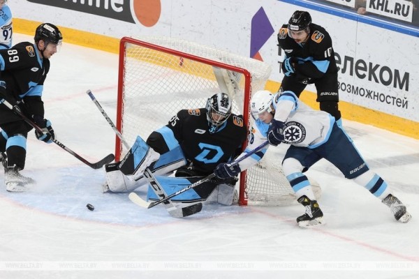 Хоккеисты минского "Динамо" проиграли "Сибири" на старте домашней серии в КХЛ Хоккеисты минского "Динамо" проиграли "Сибири" на старте домашней серии в КХЛ