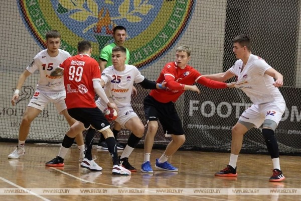 ФОТОФАКТ: В чемпионате Беларуси по гандболу клуб "Машека" обыграл БГУФК-СКА