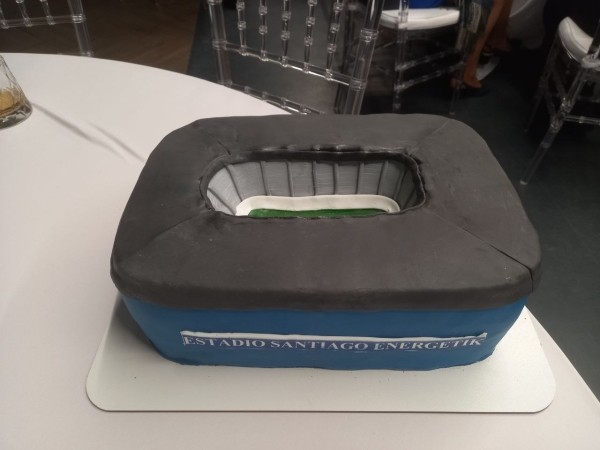 Футбол.  Игрокам "Энергетика"-БГУ по случая серебра высшей лиги подарили торт в виде 50 тысяч долларов
 