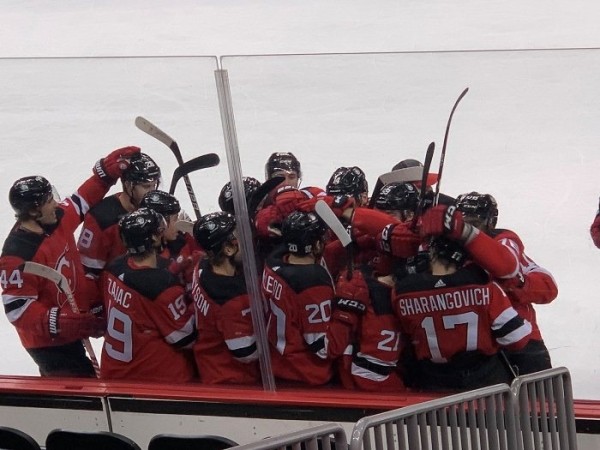 Хоккей.  НХЛ. Егор Шарангович, забросив в овертайме, был признан первой зведой матча с "Торонто"
  