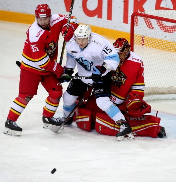 Хоккей.  КХЛ. Мартынов в меньшинстве за секунду до сирены принес минскому "Динамо" победу над "Куньлунем"
  