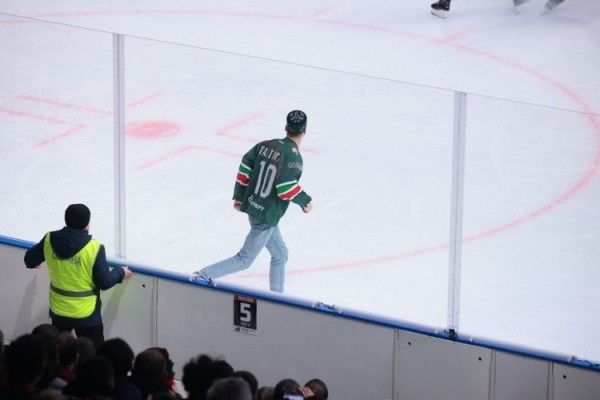 Хоккей. КХЛ. Болельщик перемахнул через стекло и выскочил на лед в матче "Ак Барс" — СКА. Как это было — съемка с места событий
Хоккей. КХЛ. Болельщик перемахнул через стекло и выскочил на лед в матче "Ак Барс" — СКА. Как это было — съемка с места событий