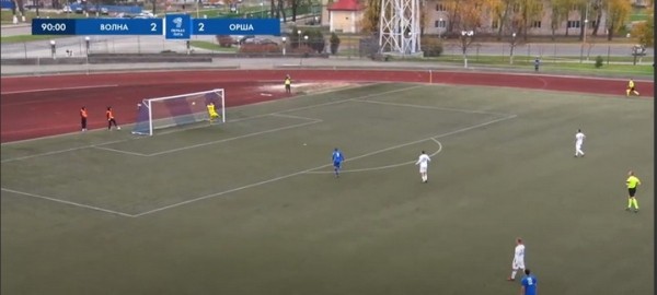Футбол.  "Волна" пропустила гол от "Орши" после удара с центра поля. Две недели назад ей с центра поля забил "Нафтан"
  