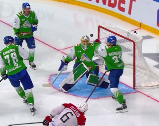Хоккей. КХЛ. Игрок "Салавата Юлаева" Михаил Науменков в матче с "Авангардом" забросил шайбу в свои ворота рукой
Хоккей. КХЛ. Игрок "Салавата Юлаева" Михаил Науменков в матче с "Авангардом" забросил шайбу в свои ворота рукой