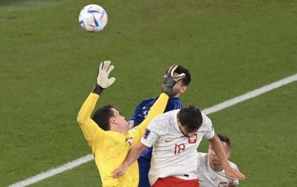 Футбол.  ЧМ-2022. Судья Маккели назначил странный пенальти в ворота сборной Польши, усмотрев фол против Месси
  