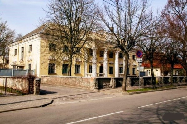 Футбол.  Брестское "Динамо" продает здание, некогда выкупленное под клубный офис, стоимость — почти миллион долларов
 