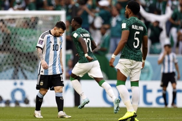 Футбол.  ЧМ-2022. Сборная Саудовской Аравии забила аргентинцам два мяча за пять минут и вышла вперед в начале второго тайма
  