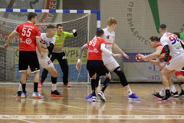ФОТОФАКТ: В чемпионате Беларуси по гандболу клуб "Машека" обыграл БГУФК-СКА