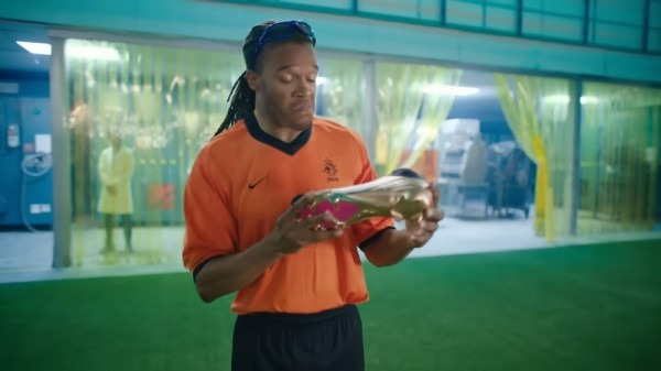 Футбол.  Роналдиньо против Мбаппе, Роналдо против Роналду. Nike выпустила мощную рекламу к чемпионату мира-2022
  