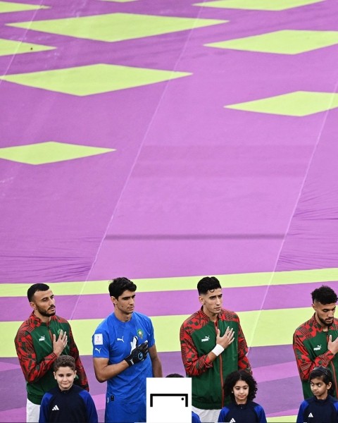 Футбол.  ЧМ-2022. Вратарь сборной Марокко спел гимн перед игрой с бельгийцами, однако не смог поучаствовать в матче
 
