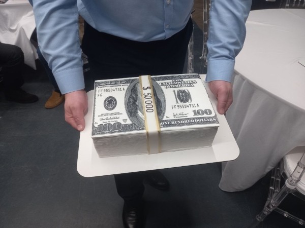 Футбол.  Игрокам "Энергетика"-БГУ по случая серебра высшей лиги подарили торт в виде 50 тысяч долларов
 