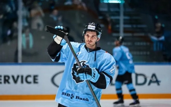 Хоккей. Джозеф Душак: мы переиграли "Сибирь", создали множество моментов. Но вратарь вытащил игру для них
Хоккей. Джозеф Душак: мы переиграли "Сибирь", создали множество моментов. Но вратарь вытащил игру для них