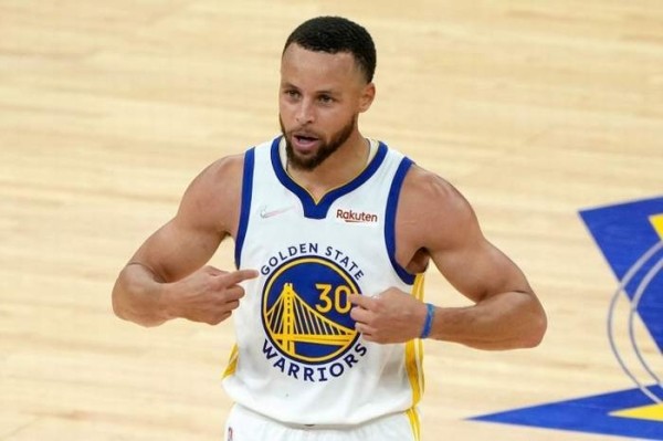 Баскетбол.  Стефен Карри повторил рекорд Майкла Джордана 20-летней давности
 