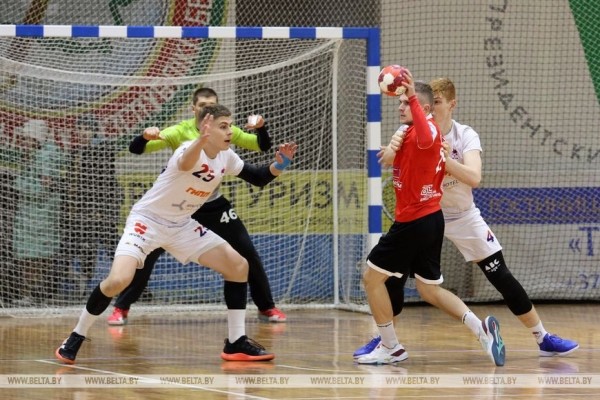 ФОТОФАКТ: В чемпионате Беларуси по гандболу клуб "Машека" обыграл БГУФК-СКА
