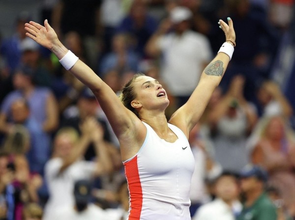 Теннис.  Арина Соболенко с победы над второй ракеткой мира Онс Жабер стартовала на Итоговом турнире ВТА
 