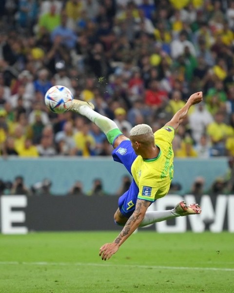 Футбол.  ЧМ-2022. Ришарлисон забил невероятный акробатический гол в падении в ворота сборной Сербии
  