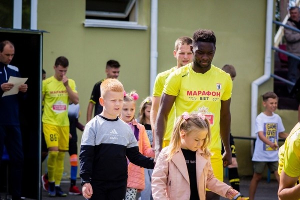 Футбол.  Защитник "Сморгони" Кристиан: люблю белорусов, всех, кроме пьяных. Однажды ребята спросили, почему я так загорел
 