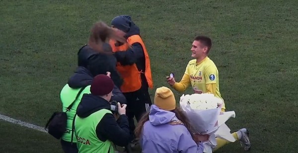 Футбол.  Защитник "Сморгони" Шубович решил сделать предложение девушке во время игры первой лиги. Стюард грубо оттолкнул невесту
  