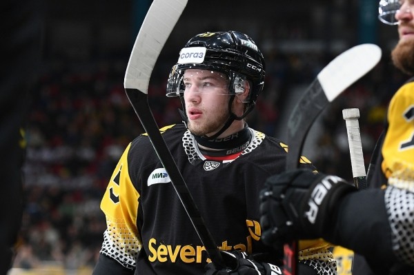 Хоккей. КХЛ. 19-летний Александр Суворов забросил две шайбы и отдал пас, а его "Северсталь" переиграла "Витязь"
Хоккей. КХЛ. 19-летний Александр Суворов забросил две шайбы и отдал пас, а его "Северсталь" переиграла "Витязь"