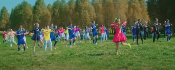 Разное.  Андрей Кудравец и футбольный клуб БАТЭ приняли участие в съемках клипа Ангелины Волковой "Бульба-дэнс"
  