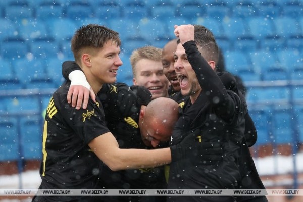 Солигорский "Шахтер" вышел в четвертьфинал футбольного Кубка Беларуси Солигорский "Шахтер" вышел в четвертьфинал футбольного Кубка Беларуси
