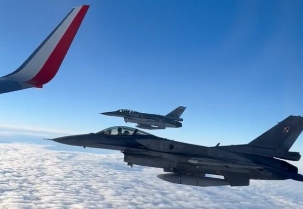 Футбол. Сборная Польши вылетела на ЧМ-2022 с эскортом. До южной границы ее лайнер сопровождали два истребителя F-16
Футбол. Сборная Польши вылетела на ЧМ-2022 с эскортом. До южной границы ее лайнер сопровождали два истребителя F-16