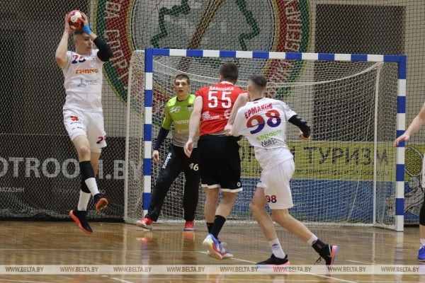 ФОТОФАКТ: В чемпионате Беларуси по гандболу клуб "Машека" обыграл БГУФК-СКА