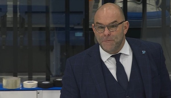 Хоккей.  КХЛ. Крэйг Вудкрофт — судье во время матча с ЦСКА: просто отвали, придурок!
  