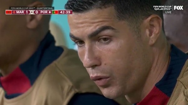 Футбол.  ЧМ-2022. Реакция Криштиану Роналду на гол марокканцев в ворота сборной Португалии. Он провел первый тайм на скамейке
  