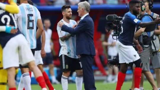 Футбол. Дешам не понимает французов, которые будут болеть за Месси в финале ЧМ-2022
Футбол. Дешам не понимает французов, которые будут болеть за Месси в финале ЧМ-2022