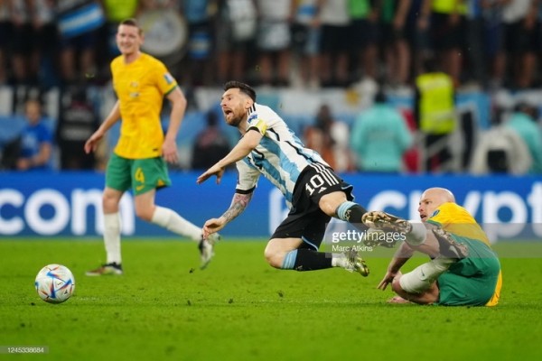 Футбол.  ЧМ-2022. Сборная Аргентины не без труда одолела австралийцев и в четвертьфинале сыграет с Нидерландами
 