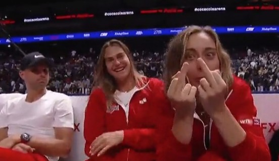 Теннис.  Арина Соболенко не успела пресечь вульгарную выходку Паулы Бадосы на выставочном турнире в Дубае
  