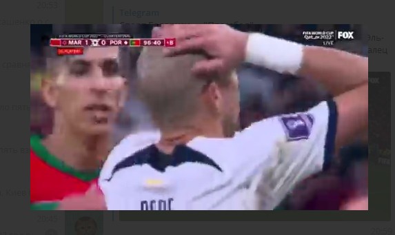 Футбол.  ЧМ-2022. В благодарность за незабитый гол: Джавад Эль-Ямик от радости поцеловал Пепе после промаха португальца
  