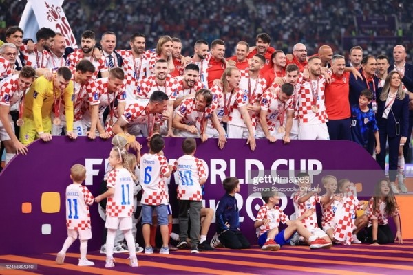 Футбол.  ЧМ-2022. Хорватские игроки получили бронзовые медали ЧМ-2022 вместе со своими детьми
  