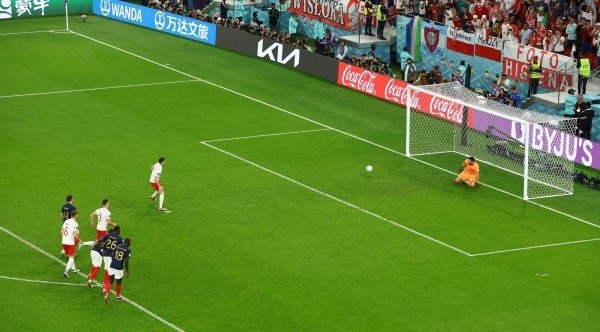 Футбол.  ЧМ-2022. Левандовски реализовал пенальти в ворота французов лишь со второго раза: Лорис сошел с линии
 