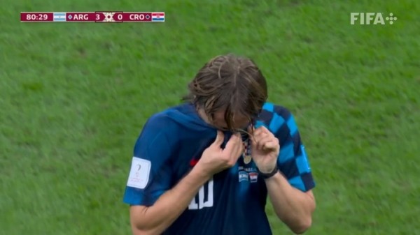 Футбол.  ЧМ-2022. Слезы Луки Модрича: замененный на 81-й минуте легендарный хорватский полузащитник дал волю эмоциям
 