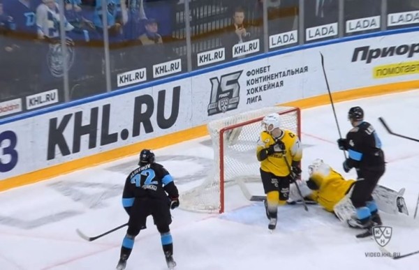 Хоккей.  КХЛ. Роковой промах Владимира Алистрова в матче с "Северсталью" — игрок не попал в пустые ворота
  