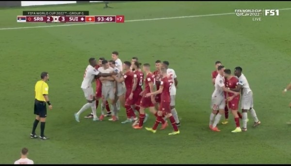 Футбол. ЧМ-2022. Сербы и швейцарцы устроили массовую потасовку в концовке матча. После игры балканцы не жали руки соперникам
Футбол. ЧМ-2022. Сербы и швейцарцы устроили массовую потасовку в концовке матча. После игры балканцы не жали руки соперникам