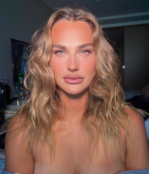 Теннис.  Арина Соболенко сделала эффектный профессиональный макияж у известного мастера
 