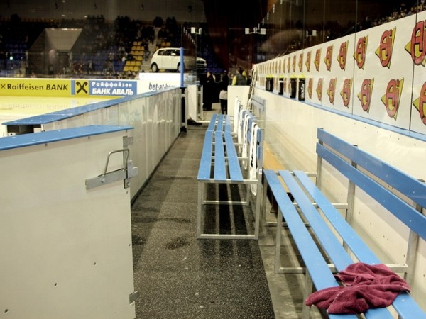 Хоккей.  Крэйг Вудкрофт не приходит в пресс-центр: после проигрыша последней команде "Востока" в раздевалке идет собрание
&nbsp;