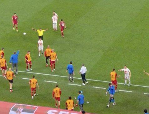 Футбол. ЧМ-2022. Запасные сборной Сербии вышли на поле, требуя от судьи пенальти. Джака показал им "жест Быкова"
Футбол. ЧМ-2022. Запасные сборной Сербии вышли на поле, требуя от судьи пенальти. Джака показал им "жест Быкова"